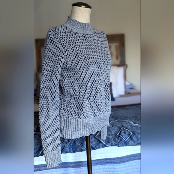 Banana Republic Sweater - Picture 6 of 8